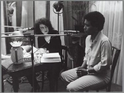 Sarah Verroen interviewt Astrid Roemer in café Schlemmer. 1985