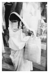 Algerijns gesluierde vrouw aan het winkelen. 197?