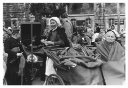 Malthezer Ridders en hun dames nemen jaarlijks zieken mee op bedevaart naar Lourdes, Frankrijk. 1985