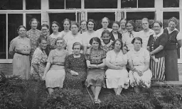 Groepsportret van cursisten tijdens een scholingsweek bij Vormingscentrum 'De Born' 1938