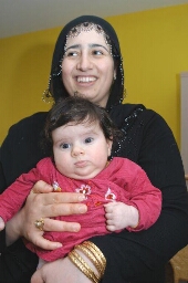 Ifaket met haar baby tijdens het kraambezoek bij haar door NT2-cursisten 2007