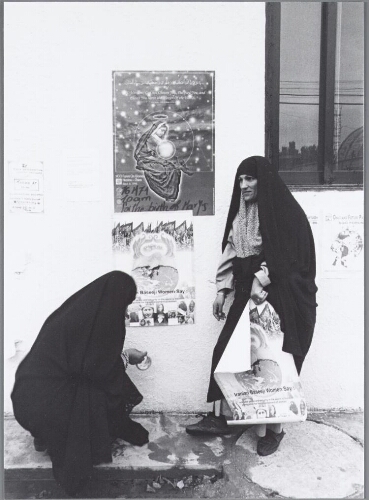 Tijdens de wereldvrouwenconferentie in Beijing worden affiches aangebracht door Iraanse vrouwen. 1995