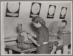 Op een tentoonstelling 'de mens en zijn arbeid' is een vrouw bezig met brillen slijpen. 1949