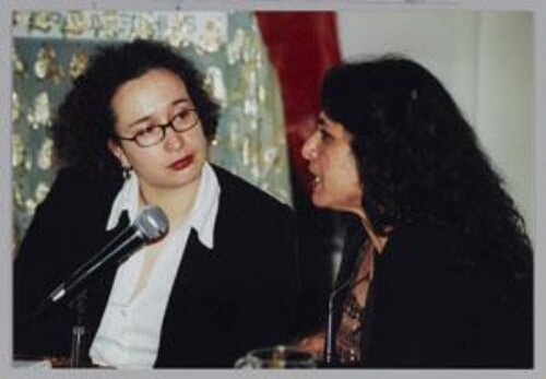 Links Maaike Botman, rechts Kobera Nowdarapour (?) (werkzaam bij Zwaluw) tijdens een ZamiCasa met als thema: vluchtelingenvrouwen en de arbeidsmarkt. 2000