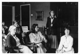 Vrouwen van een boekenclub tijdens een lezing van Emmy van Overveen over emancipatie. 1979