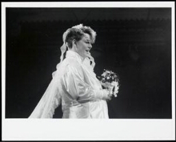 Vrouw in bruidsjurk op een modeshow voor dikke vrouwen 1986