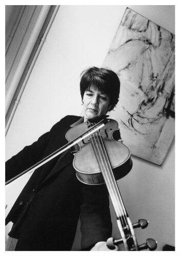 Portret van Ig Henneman spelend op viool. 1991