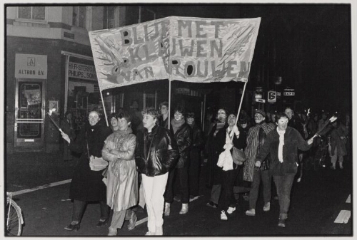 Tijdens internationale vrouwendag wordt een Fakkeloptocht gehouden, spandoek met tekst: 'blijf met je klauwen van vrouwen'. 1982