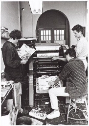 Het eerste vrouwenweekblad wordt door drukkerij de Brandweervrouw gedrukt. 1982