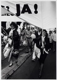 Vrouwen lopen met een spandoek bij een FNV-manifestatie. 1988