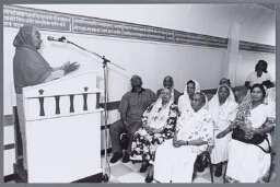 Hindoestaanse priesteres Mangal spreekt gelovigen toe. 1999