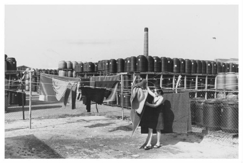 Joegoslavische vrouwen wonen in barakken op een fabrieksterrein 1977