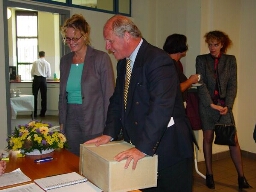 IIAV medewerkster Babette Roelandschap en Nationaal Archief directeur Maarten van Boven tijdens de feestelijke middag ter viering van de terugkomst van de geroofde archieven van het iav, die na 63 jaar weer 'thuis' zijn. 2003