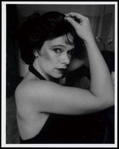 Portret van actrice Tessa du Mée (1963), terwijl ze haar haar doet 1998