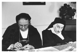 Carmelitessen aan het handwerken. 1982