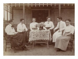 Voor het clubhuis aan tafel. 1916