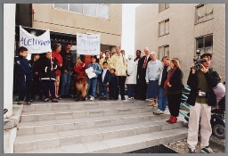 Groep voor stadsdeelkantoor Zeeburg tijdens actie voor behoud Inloophuis de Walenkamp, Walenkampstraat 4 te Amsterdam 1998