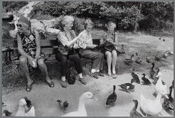 Vrouwen met elkaar in een park: illustratie bij artikel over oudere vrouwen. 1989