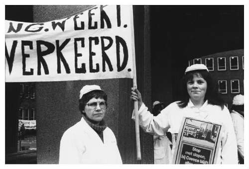 Vrouwen van Coveco demonsteren tegen de sluiting van het bedrijf. 1981