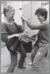 Workshop muziek tijdens de vrouwendag. 1984
