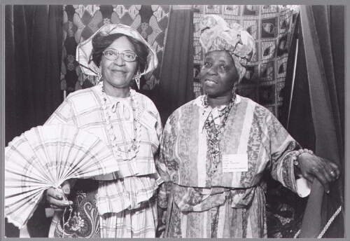 Twee waarzegsters tijdens het 25-jarig jubileum van DCE. 2003