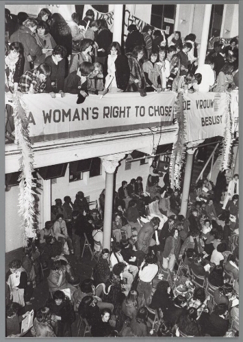 Na een fakkeloptocht door de stad komen vrouwen bijeen t.g.v 1979