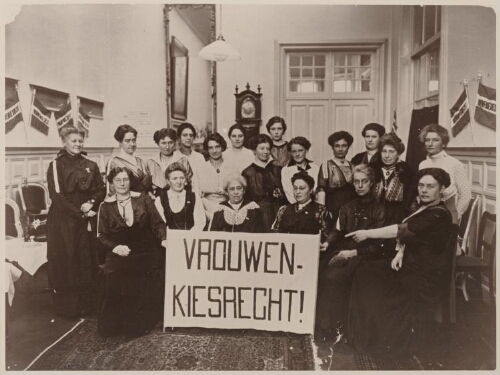 Sinterklaasbijeenkomst van het Haagsche Propaganda Comité voor Vrouwenkiesrecht. 1915