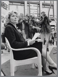 Actrice Edda Barends als koningin leest de alternatieve troonrede, de vrouwentroonrede. 1986