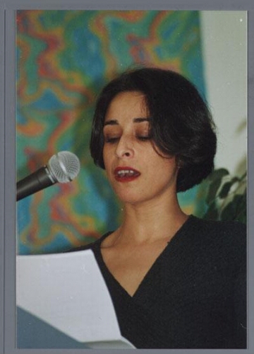 Afghaanse dichteres tijdens de acht maart viering in het Vrouwenhuis te Amsterdam. 1999