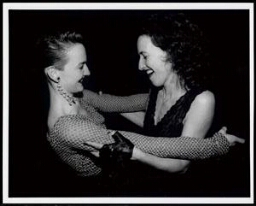 Schrijfster en feministe Karin Spaink danst in haar rolstoel met een vrouw in discotheek Mazzo 1991