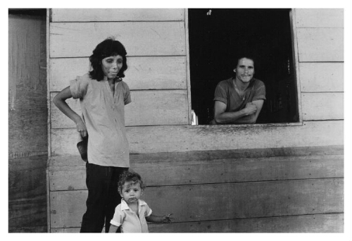 Een gezin bij hun huis. 1984