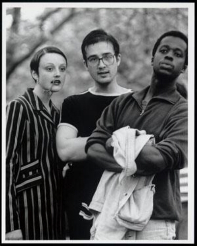 Vrouw met opvallende neuspiercing, allochtone man en een zwarte man 1995