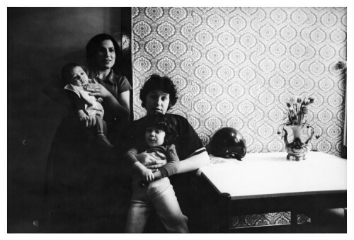 Een allochtoon gezin in hun huis in Nederland. 198?