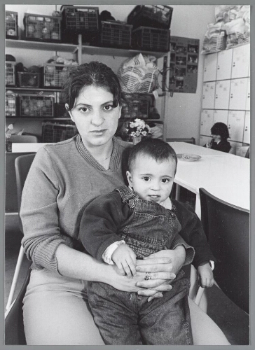 Allochtone vrouw en haar baby in het asielzoekercentrum. 2001