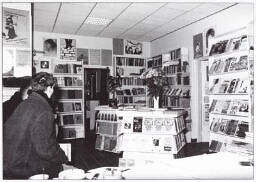 Het interieur van vrouwenboekhandel de Feeks in de van Welderenstraat. 1983