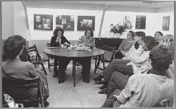 Sarah Verroen en Anneke Reitsma lezen voor in vrouwenboekwinkel TRIX tijdens de vrouwenboekenweek. 1985