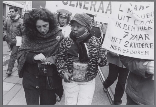 Demonstratie tegen het uitzettingsbeleid van uitgeprocedeerde asielzoekers door minister Verdonk 2004