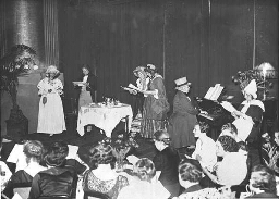 Ter gelegenheid van de vergadering van het bestuur van de Wereldbond voor Vrouwenkiesrecht werd een receptie gehouden in het Amstel Hotel.Tijdens deze avond werd er een toneelstukje opgevoerd getiteld ' l'Opinion de la table'. 1936