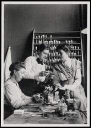 Johanna Westerdijk met twee van haar studenten in het Phytopathologisch Laboratorium 'Willie Commelin Scholten' te Amsterdam 1910