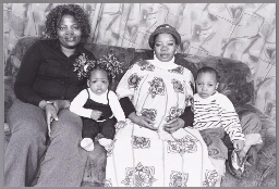 Luciana Makubikwa (r.) met zoon Diamand en Eunice Beruwa met dochter Vanessa 2003