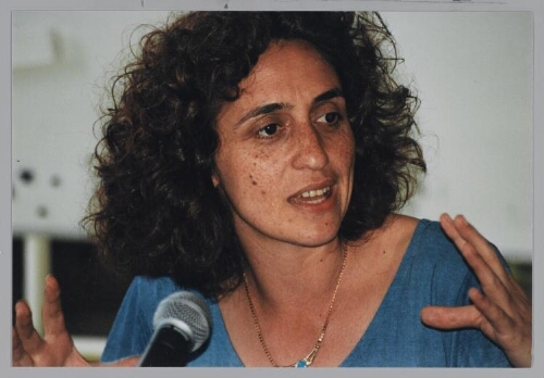 Farah Karimi (Tweede Kamerlid Groen Links) tijdens Café Zamicasa over beeldvorming en vreemdelingenbeleid. 1999