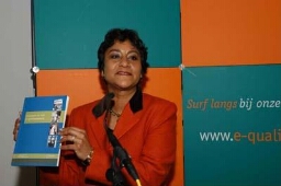 Joan Ferrier, directeur van E-Quality tijdens bijeenkomst over vrouwen en migratie 2003