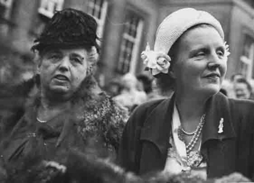 Op de tribune op het Binnenhof Elisabeth van den Bosch-de Jong (l.), bestuurslid van de Tentoonstelling 'De Nederlandse Vrouw 1898-1948' en H.K.H 1948