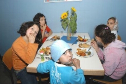 Groep kinderen van vluchtelingen tijdens buffet 2007