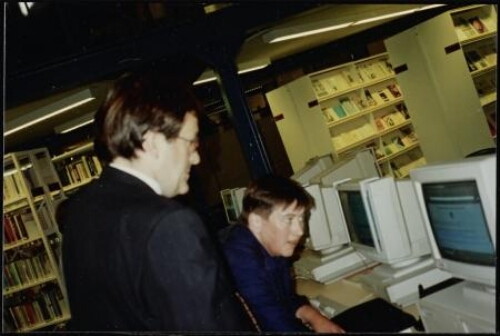 Minister Ad Melkert en Ina Brouwer (hoofd DCE) bezoeken het IIAV. 1996