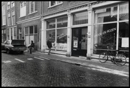Etalage van vrouwenboekwinkel Brood en Rozen te Dordrecht 1987