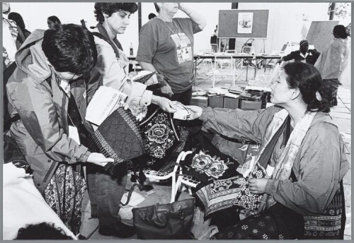 Vrouwen verkopen bedrukte stoffen om de terugreis te kunnen bekostigen, tijdens de wereldvrouwenconferentie in Beijing. 1996