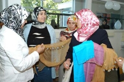 Vrouw tonen zelfgemaakte sjaals/hoofddoeken tijdens de week van het leren 2006