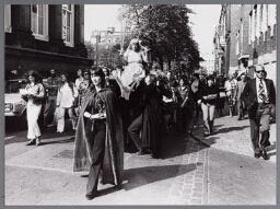 Vrouwe Justitia met zwaard en weegschaal, wordt gedragen door de straten van Den Haag 1977