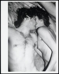 Naakte man en vrouw liggend op een bed 1995